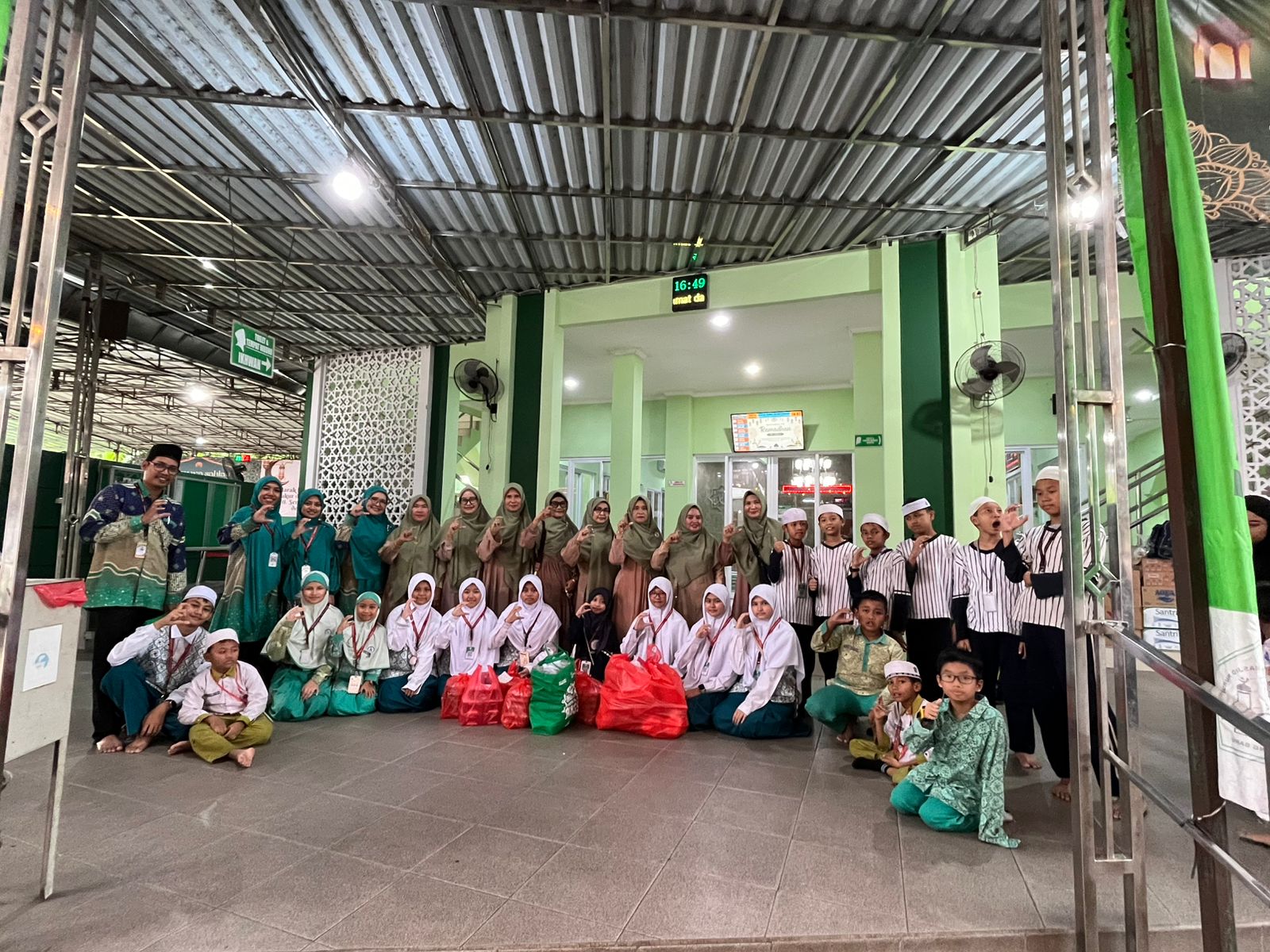 SDIT Plus Cordova  berbagi takjil ke Masjid Nurul Islam Kasuari 